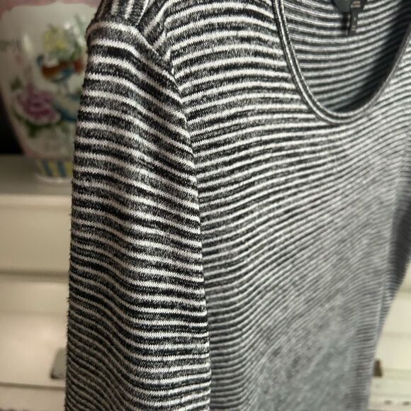 Banana Republic Gray and White Striped Top M - Picture 11 of 12